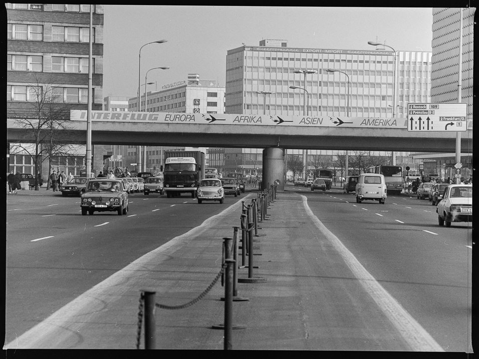 Interflug Werbung auf der Brücke der Stadtbahn über die Karl-Liebknecht-Straße in Berlin-Mitte. SW-Foto, 1980er Jahre © Kurt Schwarz. (Kurt Schwarz CC BY-NC-SA)