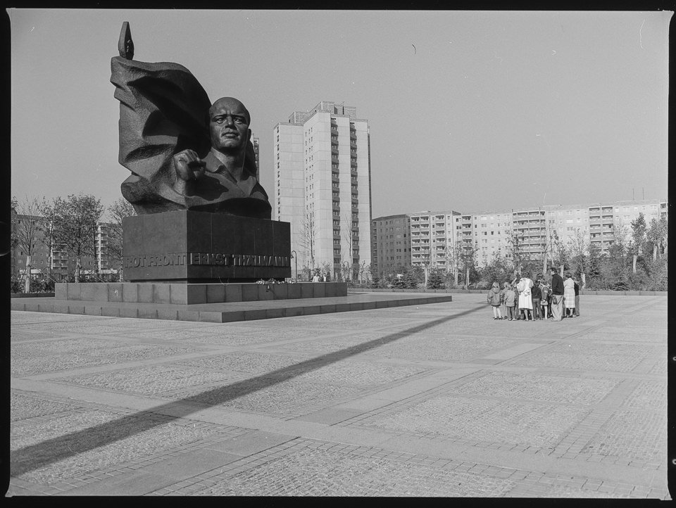 Kindergruppe vor dem Ernst-Thälmann-Denkmal. SW-Foto, 1980er Jahre © Kurt Schwarz. (Kurt Schwarz CC BY-NC-SA)