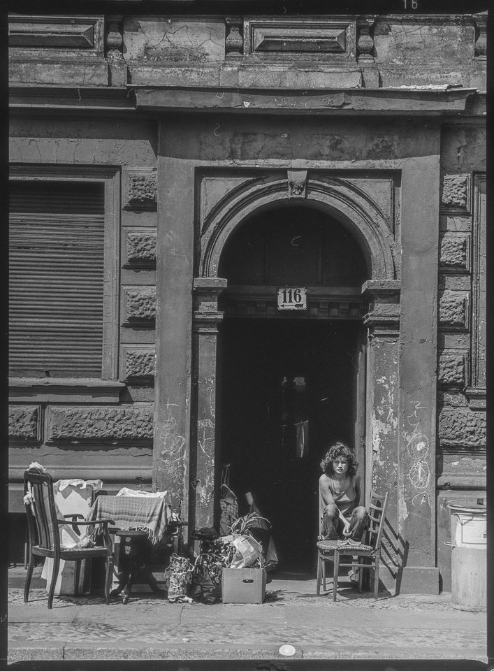 Umzugszene vor einem Mietshaus. SW-Foto, 1989 © Kurt Schwarz. (Kurt Schwarz CC BY-NC-SA)