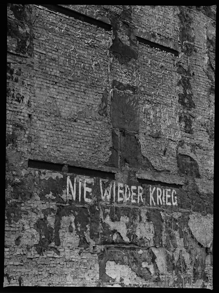 "Nie wieder Krieg" auf Hauswand. SW-Foto, 1980er Jahre © Kurt Schwarz. (Kurt Schwarz CC BY-NC-SA)