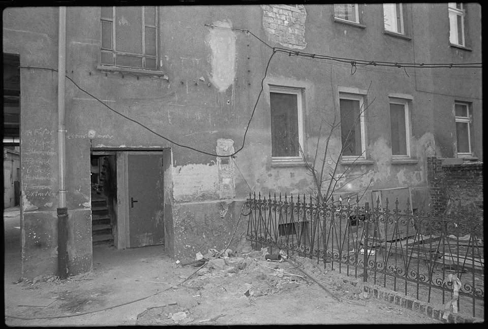 Hinterhof Tristesse, Berlin Schöneweide, Bild 1. SW-Foto, 1984 © Kurt Schwarz. (Kurt Schwarz CC BY-NC-SA)