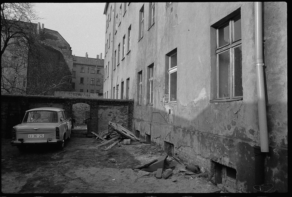 Hinterhof Tristesse, Berlin Schöneweide, Bild 2. SW-Foto, 1984 © Kurt Schwarz. (Kurt Schwarz CC BY-NC-SA)