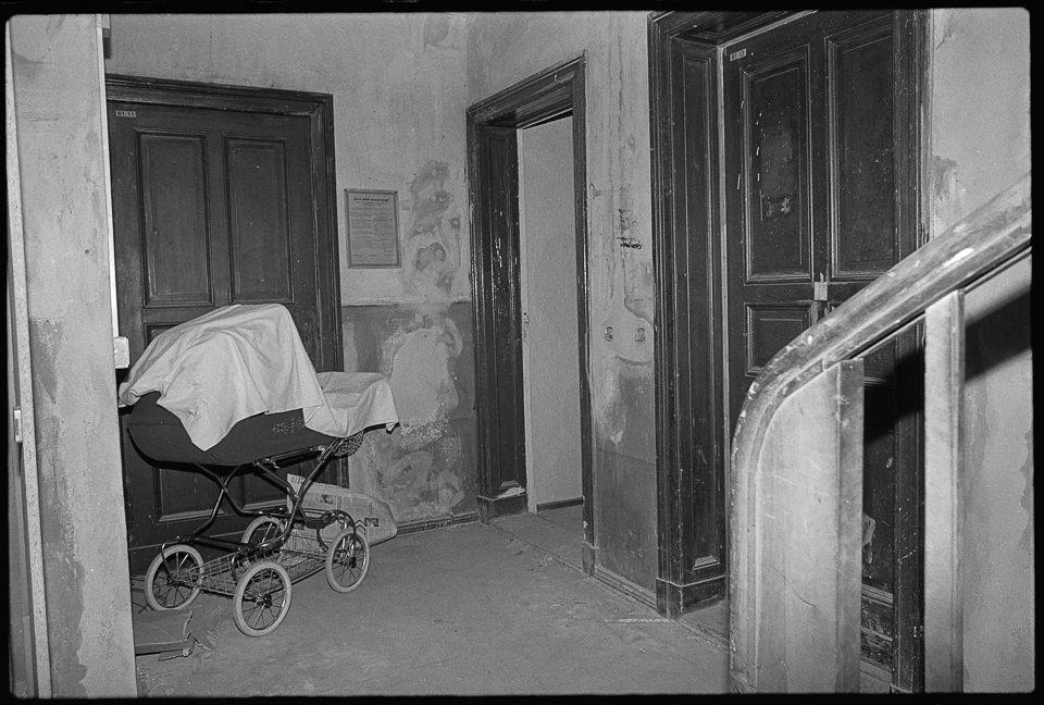 Hinterhof Tristesse, Berlin Schöneweide, Bild 3. SW-Foto, 1984 © Kurt Schwarz. (Kurt Schwarz CC BY-NC-SA)