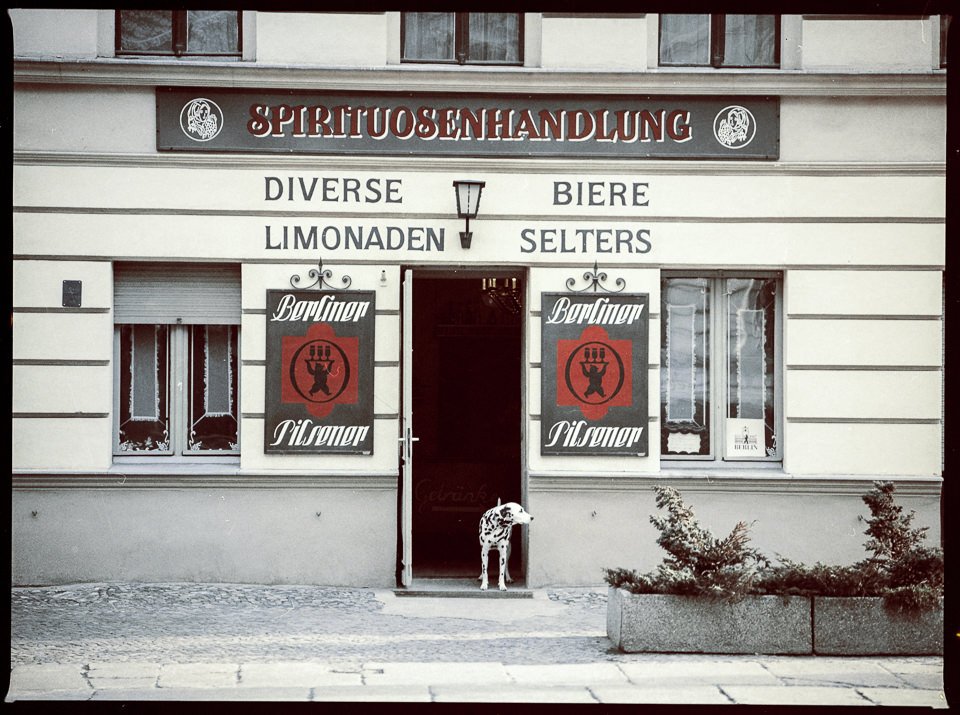 Spirituosenverkauf Prenzlauer Berg, Bild 1: Eingang mit Dalmatiner. Farbfoto zweite Hälfte 1980er Jahre © Kurt Schwarz. (Kurt Schwarz CC BY-NC-SA)