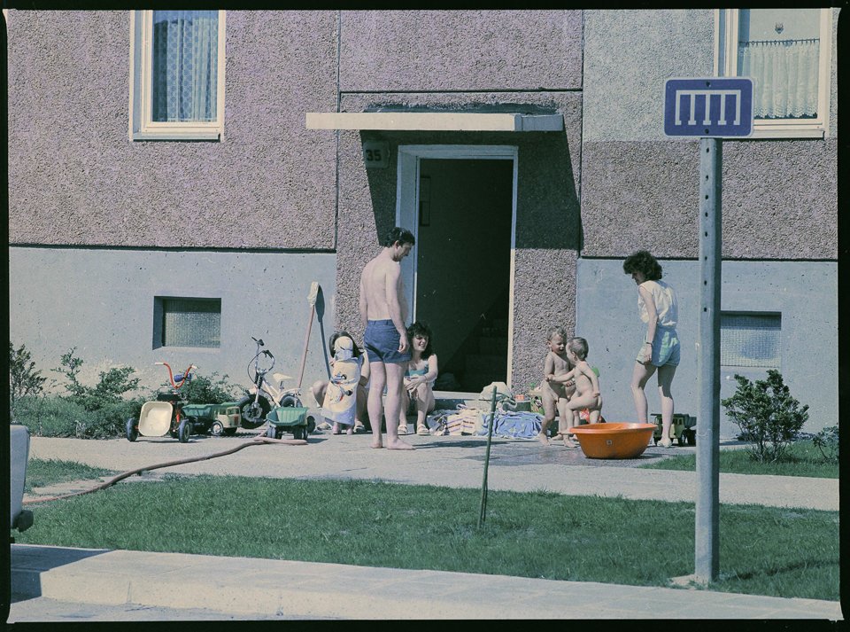 Junge Familien vor Neubaueingang. Farbfoto 1980er Jahre © Kurt Schwarz. (Kurt Schwarz CC BY-NC-SA)