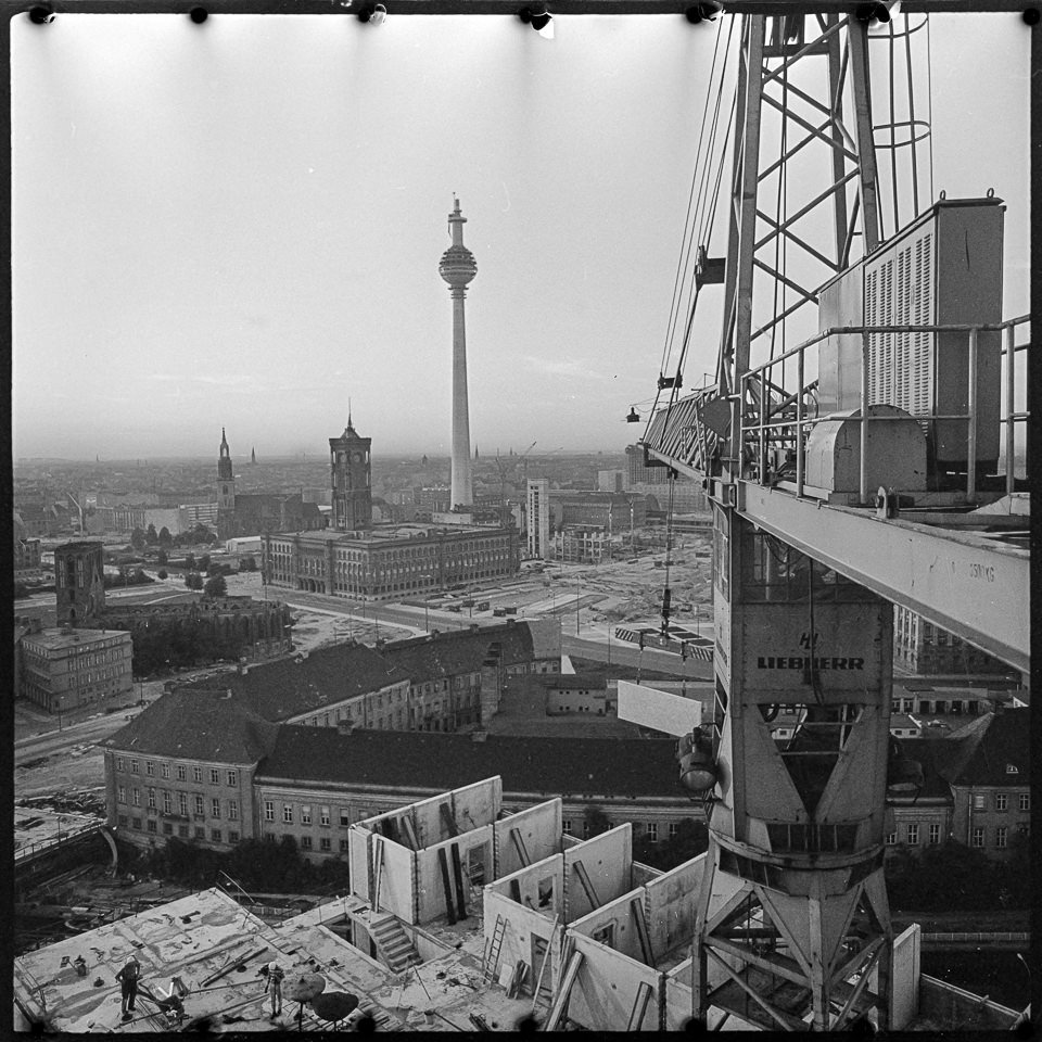 Blick auf die Großbaustelle um den Fernsehturm herum, April 1969. SW-Foto © Kurt Schwarz. (Kurt Schwarz CC BY-NC-SA)