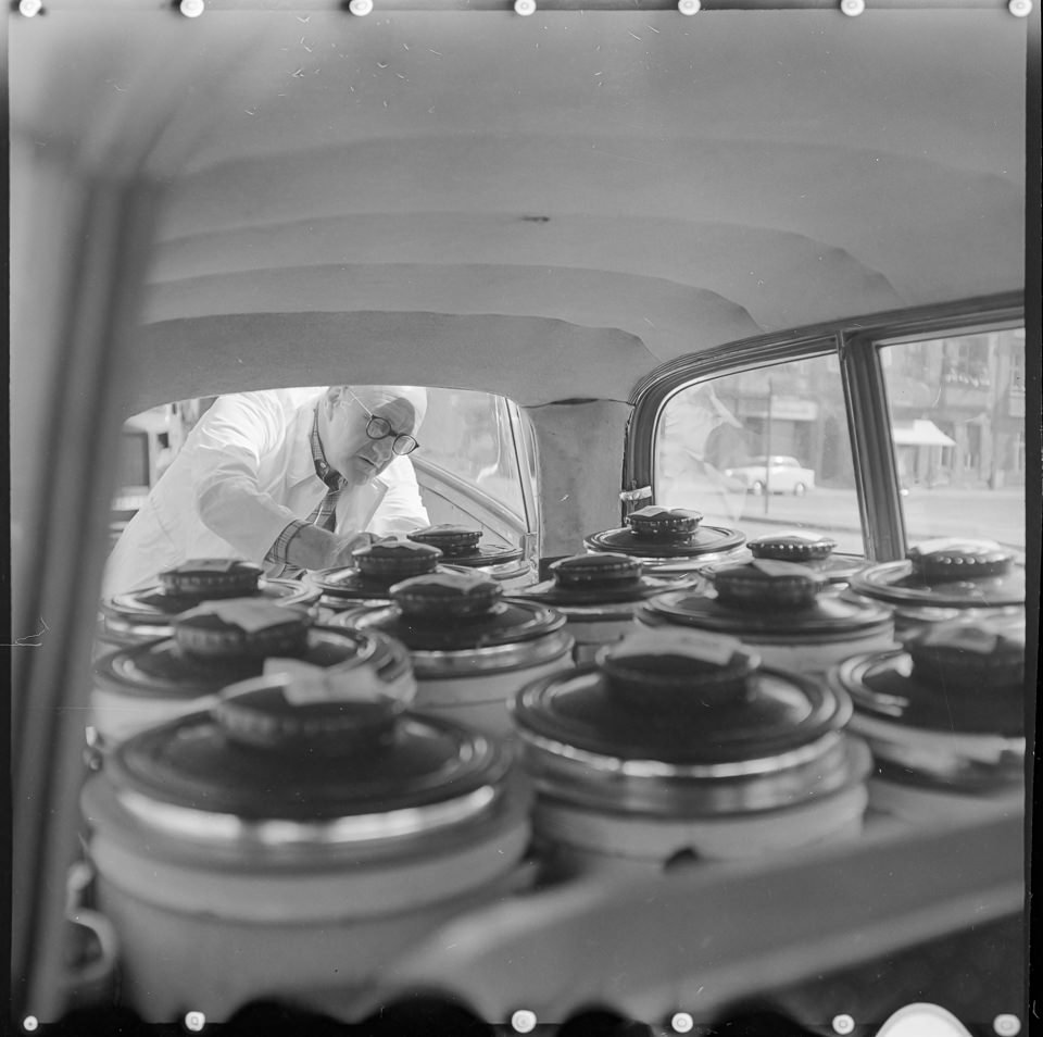 Auslieferung von Speiseeis in großen Behältern, , 1960er Jahre. SW-Foto © Kurt Schwarz. (Kurt Schwarz CC BY-NC-SA)