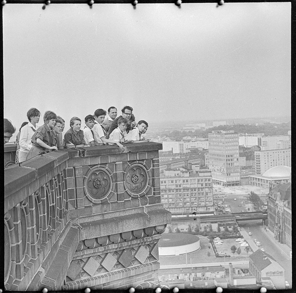 Eine Schulklasse auf dem Turm des Roten Rathauses, 1965. SW-Foto © Kurt Schwarz. (Kurt Schwarz CC BY-NC-SA)