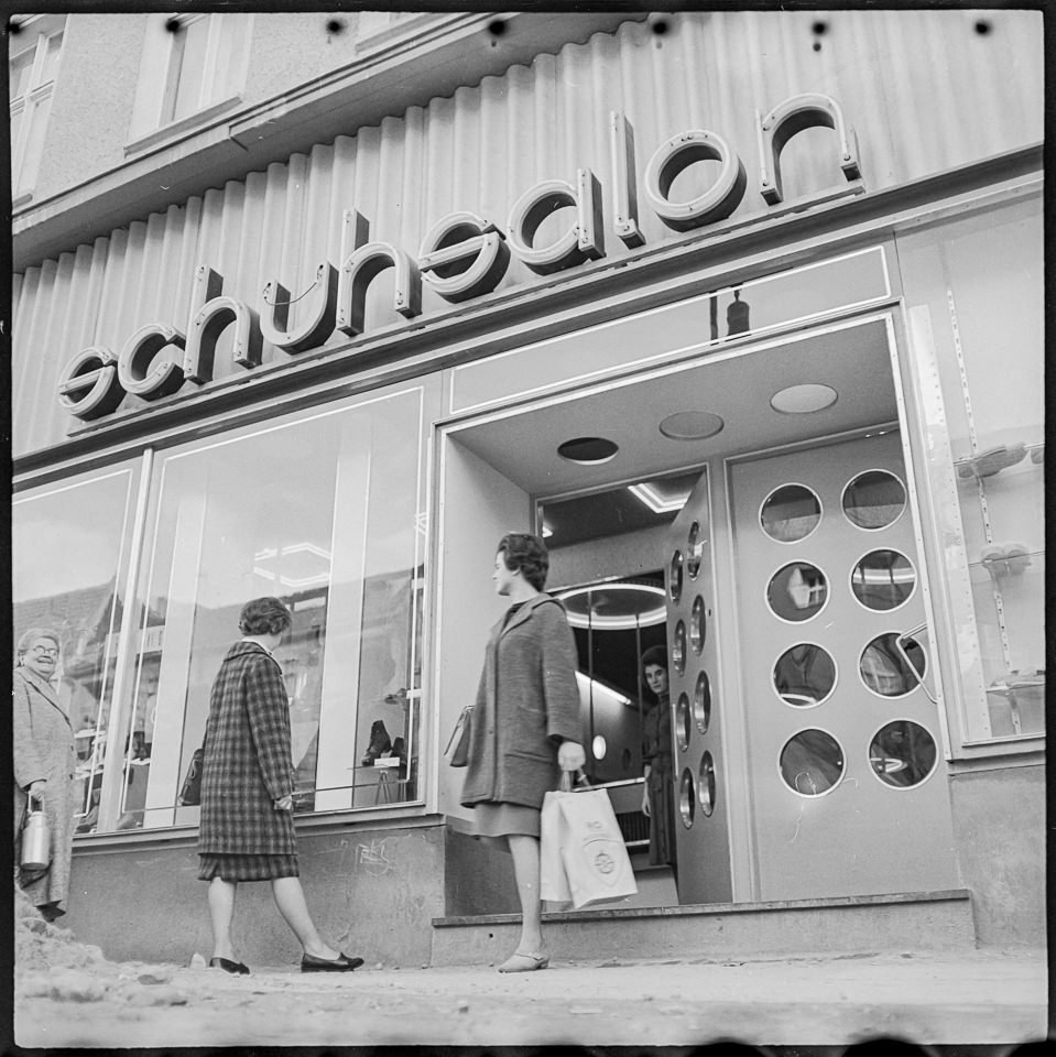 Schaufenster und Eingang des 'Schuhsalon' in der Klement-Gottwald-Allee 122 , 1967. SW-Foto © Kurt Schwarz. (Kurt Schwarz CC BY-NC-SA)