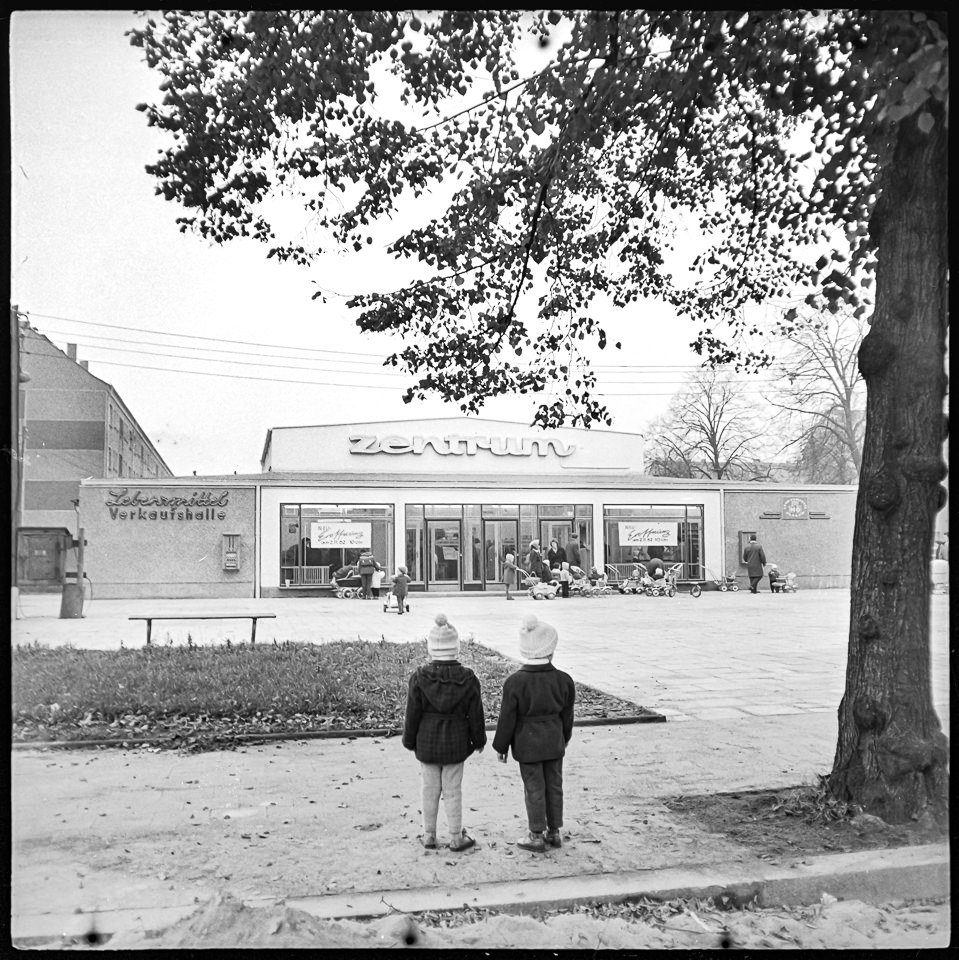 Kundinnen warten vor der Lebensmittelgeschäft 'Zentrum', November 1962. SW-Foto © Kurt Schwarz. (Kurt Schwarz CC BY-NC-SA)