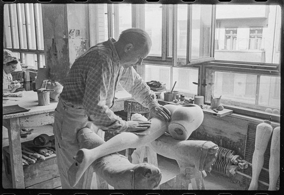Manuelle Manuelle Herstellung von Schaufensterpuppen, 1967. SW-Foto © Kurt Schwarz. (Kurt Schwarz CC BY-NC-SA)