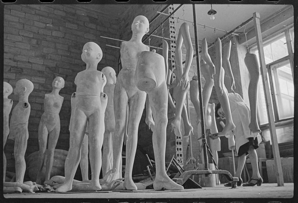Lager für Schaufensterpuppen für Kinderbekleidung, 1962. SW-Foto © Kurt Schwarz. (Kurt Schwarz CC BY-NC-SA)