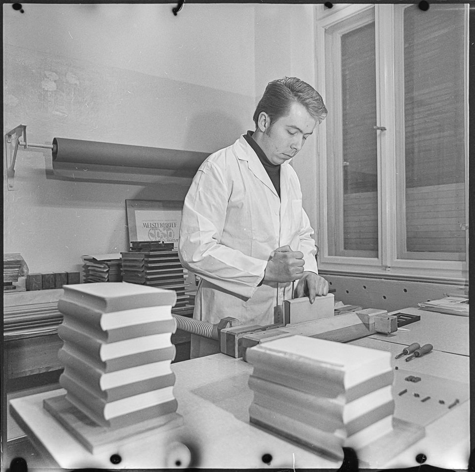 Buchbinder bei der Arbeit, Februar 1968. SW-Foto © Kurt Schwarz. (Kurt Schwarz CC BY-NC-SA)