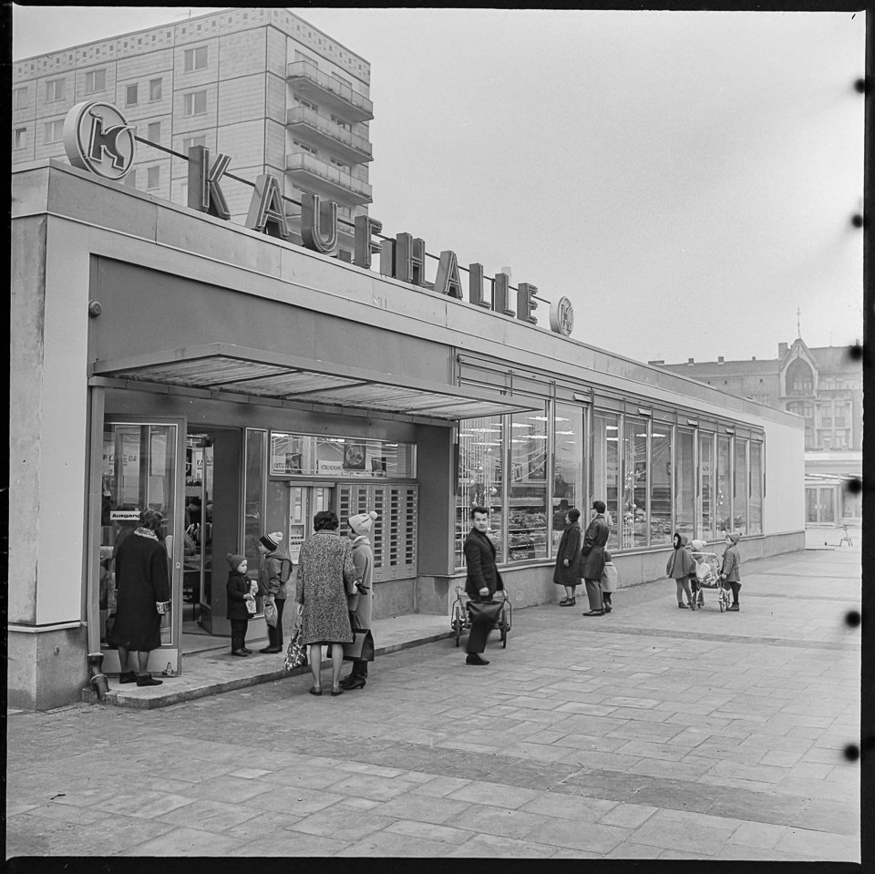 Kunden vor der Konsum-Kaufhalle in der Schillingstraße, Dezember 1966. SW-Foto © Kurt Schwarz. (Kurt Schwarz CC BY-NC-SA)