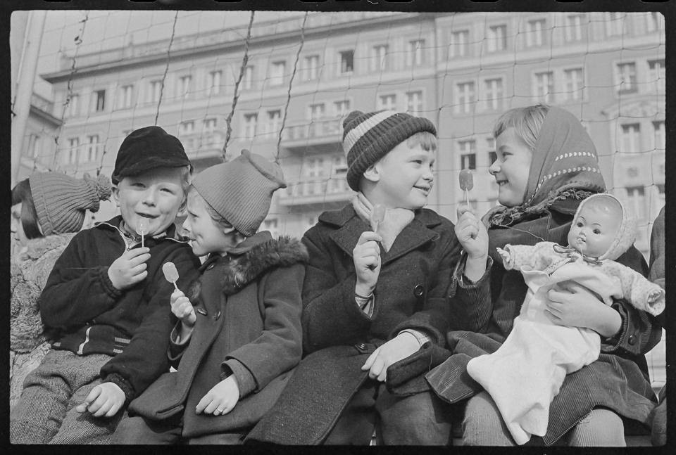 Fünf Kinder mit Lutschern auf einer Bank, 1960. SW-Foto © Kurt Schwarz. (Kurt Schwarz CC BY-NC-SA)