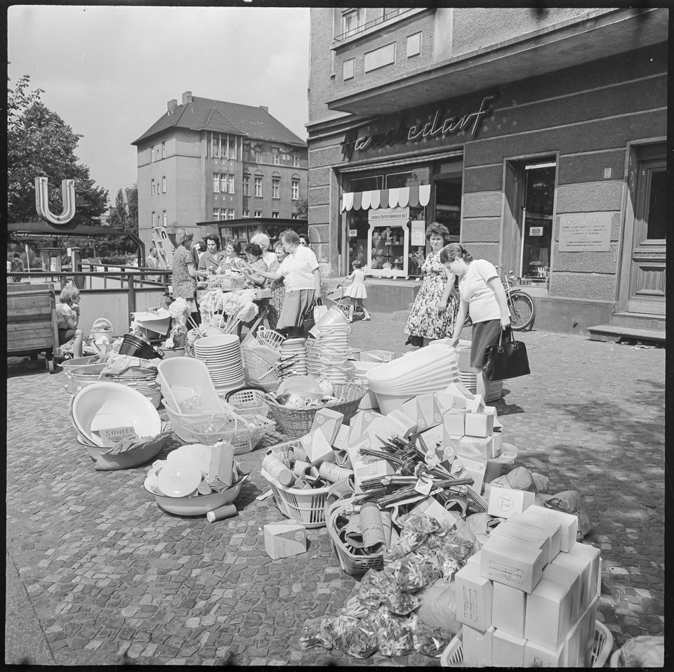 Sonderverkauf von Haushaltswaren an einem Stand, 1960er Jahre. SW-Foto © Kurt Schwarz. (Kurt Schwarz CC BY-NC-SA)