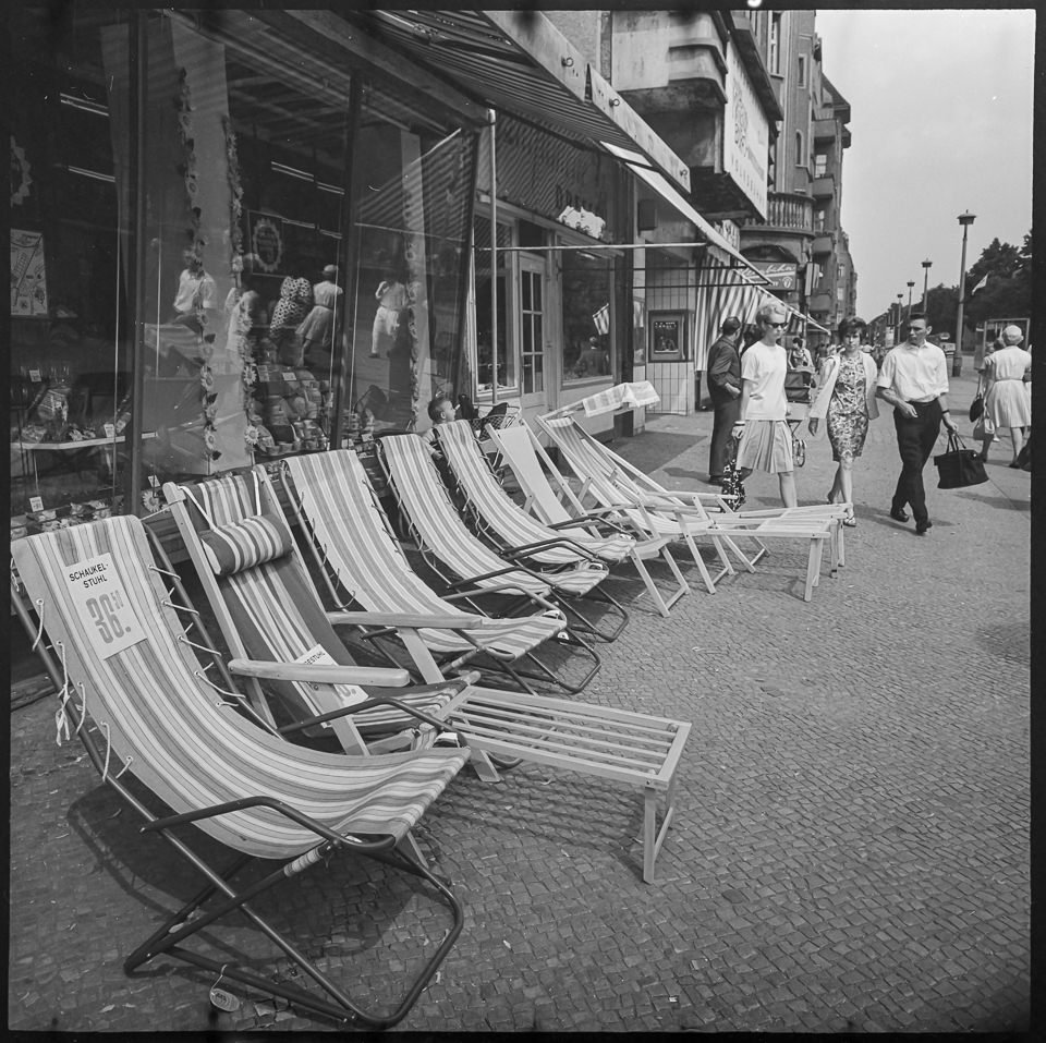 Liegestühle zum Verkauf auf dem Bügersteig vor einem Geschäft, 1967. SW-Foto © Kurt Schwarz. (Kurt Schwarz CC BY-NC-SA)