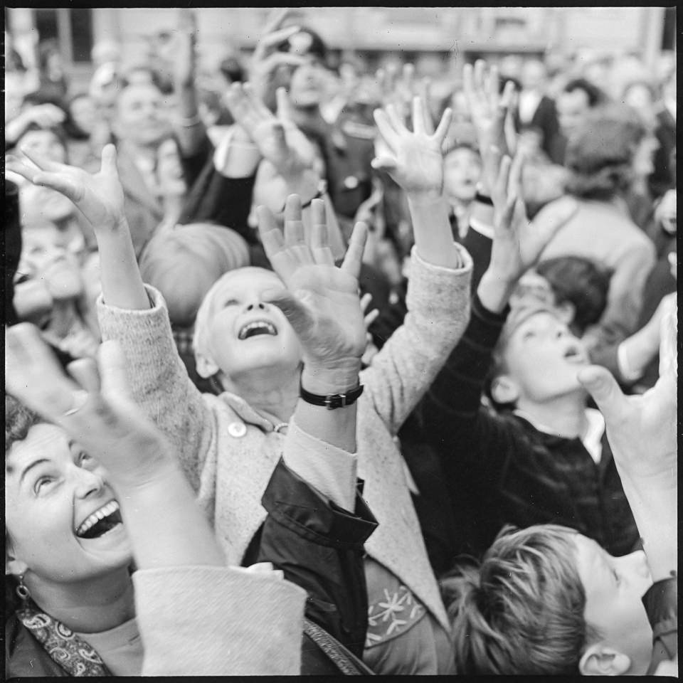 Bonbonregen auf dem Volksfest anläßlich des 18. Geburtstages der DDR, 07.10.1967. SW-Foto © Kurt Schwarz. (Kurt Schwarz CC BY-NC-SA)