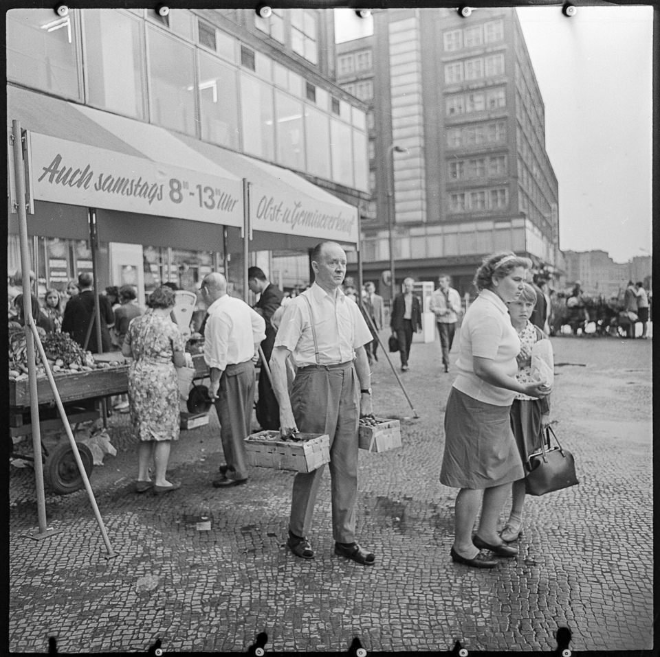 Marktstand für Obst und Gemüse am Alexanderplatz, August 1967. SW-Foto © Kurt Schwarz. (Kurt Schwarz CC BY-NC-SA)