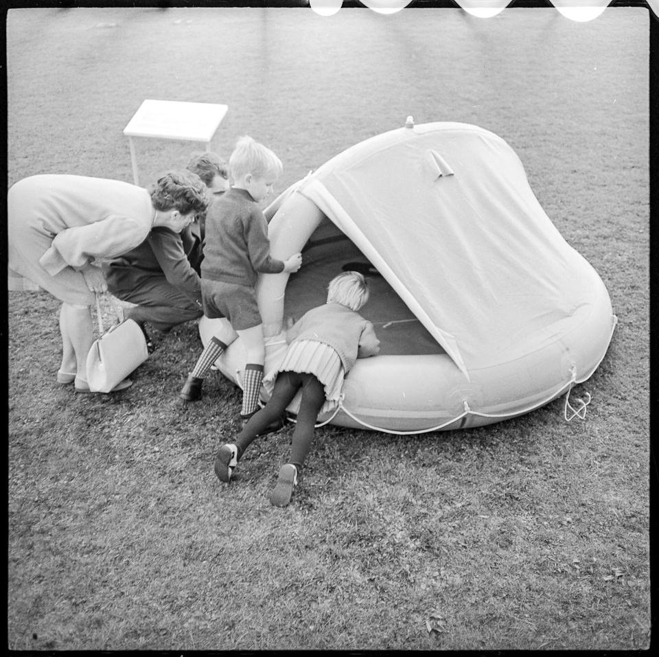 Familie mit 2 Kindern testet ein "Schlauchbootzelt", September 1967. SW-Foto © Kurt Schwarz. (Kurt Schwarz CC BY-NC-SA)