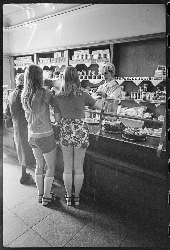 Mädchen an der Theke einer Backwarenverkaufsstelle, 1960er Jahre.. SW-Foto © Kurt Schwarz. (Kurt Schwarz CC BY-NC-SA)