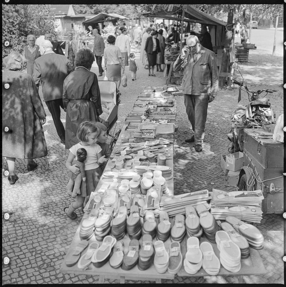 Marktstand mit Einlegesohlen und anderem Schuhbedarf, 1965. SW-Foto © Kurt Schwarz. (Kurt Schwarz CC BY-NC-SA)