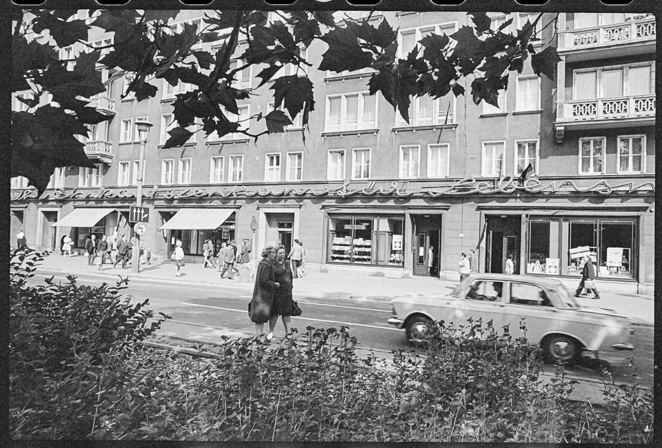 Straßenszene in einer Ostberliner Einkaufstraße, 1969. SW-Foto © Kurt Schwarz. (Kurt Schwarz CC BY-NC-SA)