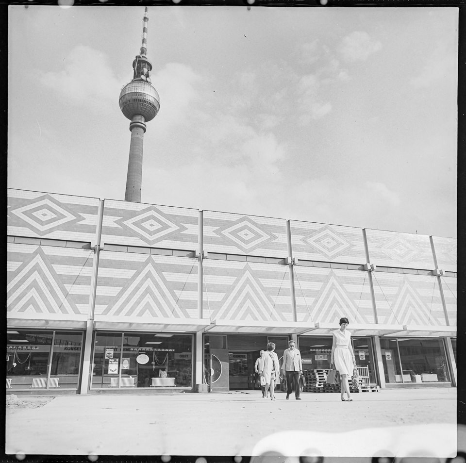 Fassade der neuen Markthalle am Alexanderplatz, 1969.. SW-Foto © Kurt Schwarz. (Kurt Schwarz CC BY-NC-SA)