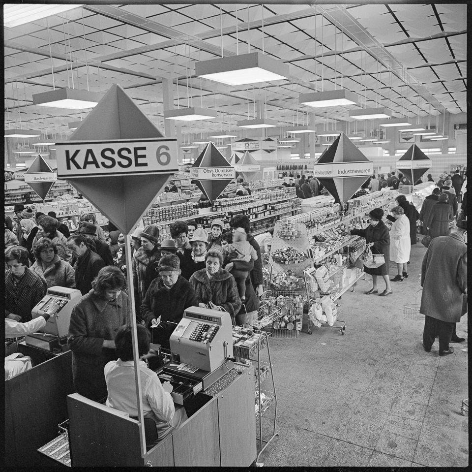 Supermarkt in Ostberlin in der neuen Markthalle am Alexanderplatz, Januar 1969. SW-Foto © Kurt Schwarz. (Kurt Schwarz CC BY-NC-SA)