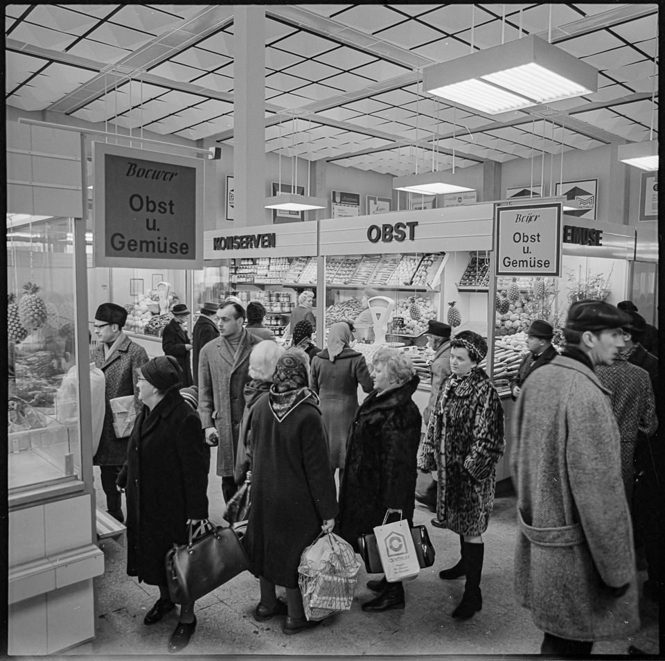 Obststände in der Markthalle am Alex, Januar 1969. SW-Foto © Kurt Schwarz. (Kurt Schwarz CC BY-NC-SA)