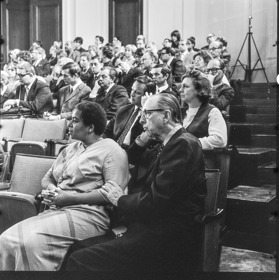 Die US-amerikanische Sopranistin Beatrice Ribby-Hollister und ihr Ehemann, der Pianist Carroll Hollister, bei einem Symposium in Ostberlin, April 1971. SW- (Kurt Schwarz CC BY-NC-SA)