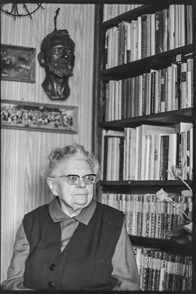 Margarete Köhler-Zille, die Tochter von Heinrich Zille, in ihrer Wohnung. SW-Foto, Ende 1960er Jahre © Kurt Schwarz. (Kurt Schwarz CC BY-NC-SA)