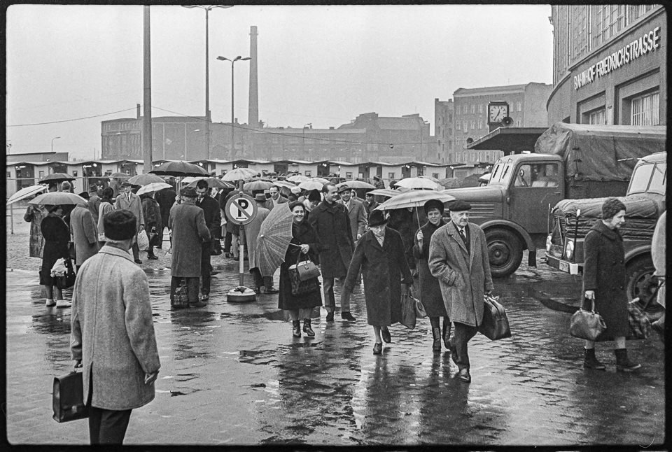 Drittes Passierscheinabkommen 1965, Bild 1: Westberliner vom Grenzübergang Friedrichstraße kommend. SW-Foto, Dezember 1965 © Kurt Schwarz. (Kurt Schwarz CC BY-NC-SA)