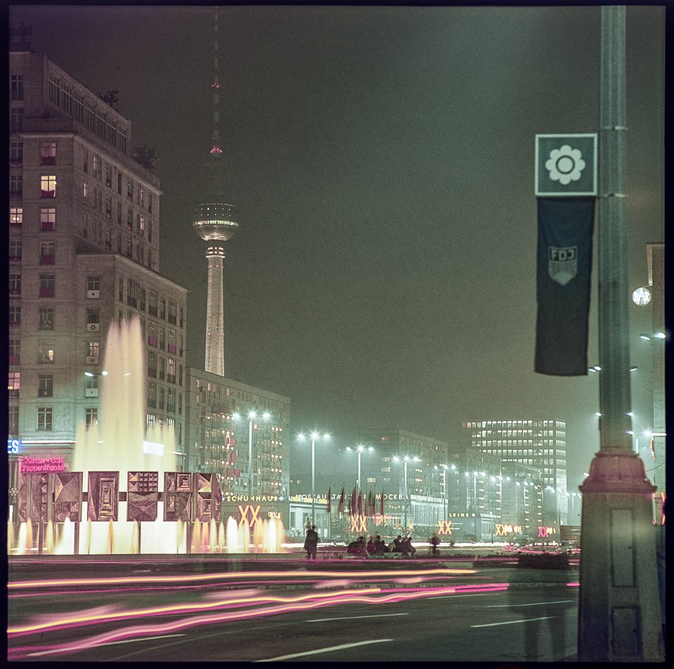 Nachtfotografie vom Strausberger Platz mit Fernsehturm. Farbfoto, 07.10.1969 © Kurt Schwarz. (Kurt Schwarz CC BY-NC-SA)