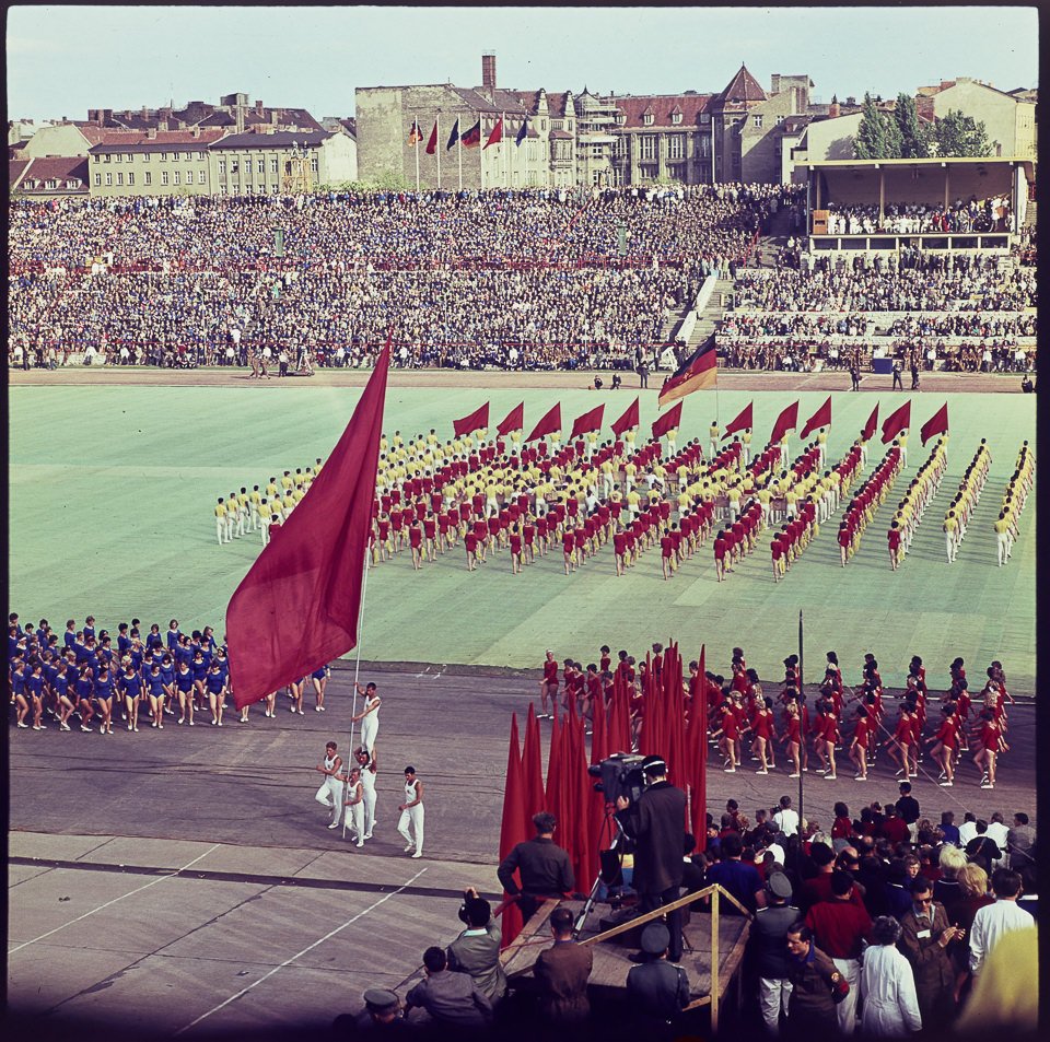 "Fest der Jugend und der Sportler" am 29.06.1968 im Walter-Ulbricht-Stadion. Farbfoto © Kurt Schwarz. (Kurt Schwarz CC BY-NC-SA)