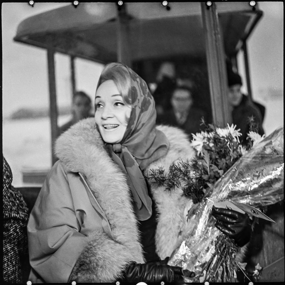 Marlene Dietrich, Zwischenlandung am Flughafen Berlin-Schönefeld im Januar 1964, Bild 4. SW-Foto, 16.01.1964 © Kurt Schwarz. (Kurt Schwarz CC BY-NC-SA)