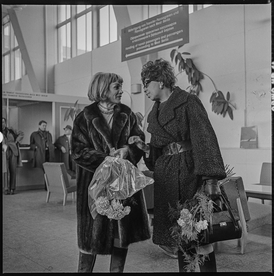 Stars am Flughafen Schönefeld, Bild 3: Gisela May und Josephine Baker. SW-Foto, November 1968 © Kurt Schwarz. (Kurt Schwarz CC BY-NC-SA)