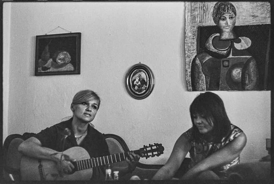 Eva-Maria Hagen mit Gitarre. SW-Foto, Ende 1960er Jahre © Kurt Schwarz. (Kurt Schwarz CC BY-NC-SA)