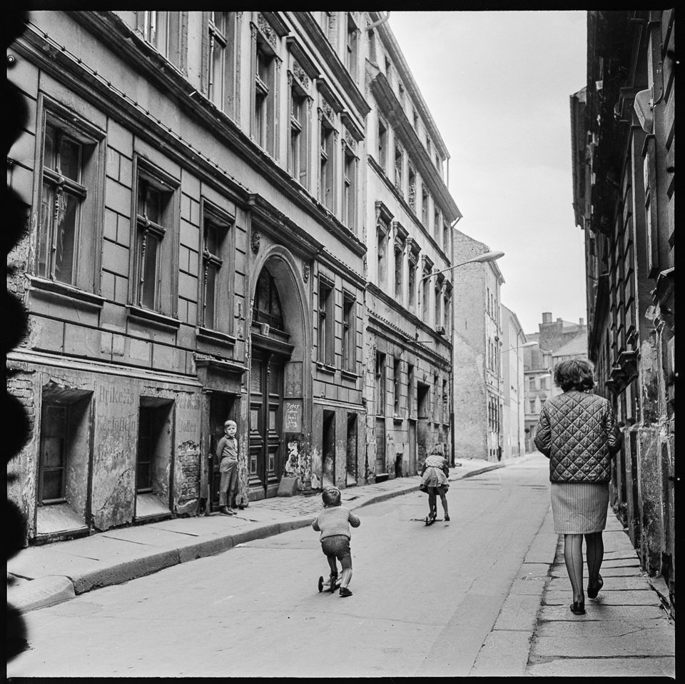 Spandauer Vorstadt in Berlin-Mitte, Bild 2: Kinder in der Kleinen Auguststraße. SW-Foto, 1962 © Kurt Schwarz. (Kurt Schwarz CC BY-NC-SA)
