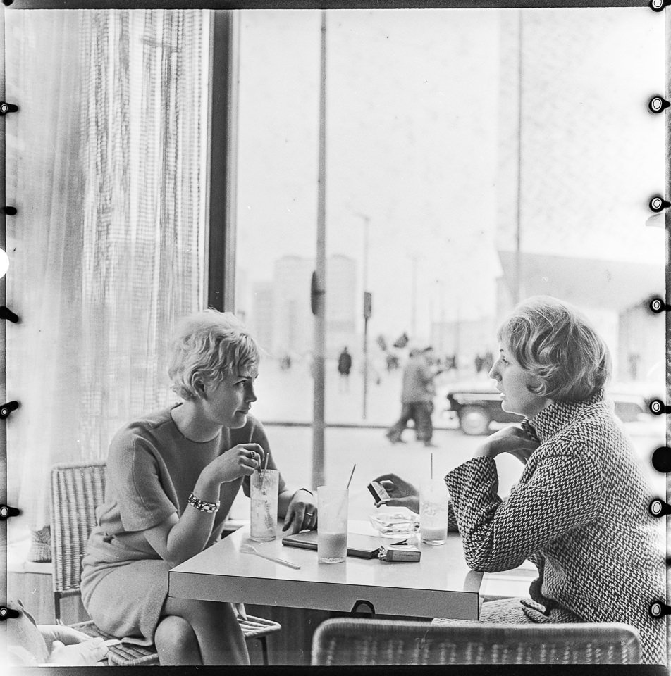 Mariola Stanislawowicz und die BZ-Redakteurin Anna Mudry in der 'Mokka, Milch und Eisbar', April 1964. SW-Foto © Kurt Schwarz. (Kurt Schwarz CC BY-NC-SA)