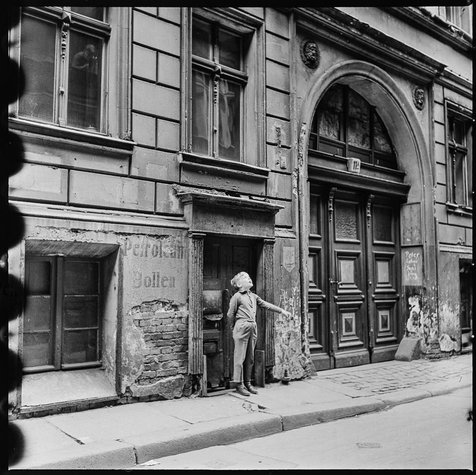 Spandauer Vorstadt in Berlin-Mitte, Bild 3: "Mutter schmeiß den Schlüssel runter!" (Originaltitel des Fotografen). SW-Foto, 1962 © Kurt Schwarz. (Kurt Schwarz CC BY-NC-SA)