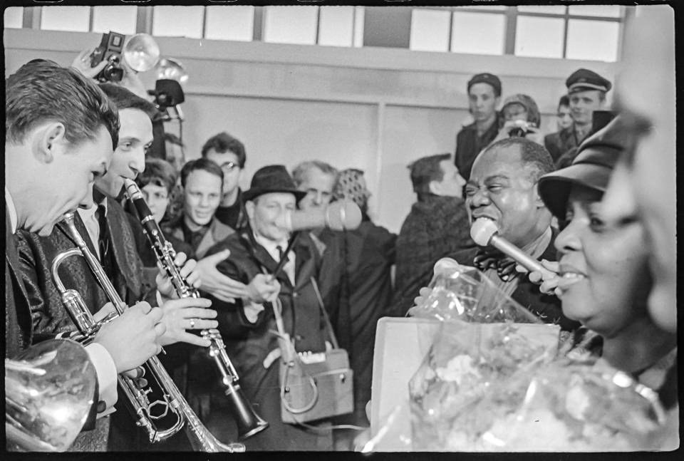 Louis Armstrong in Ostberlin, Bild 2: "Musikalischer Empfang im Flughafen Schönefeld durch die Berliner Jazz Optimisten" (Originaltitel des Fotografen). SW (Kurt Schwarz CC BY-NC-SA)