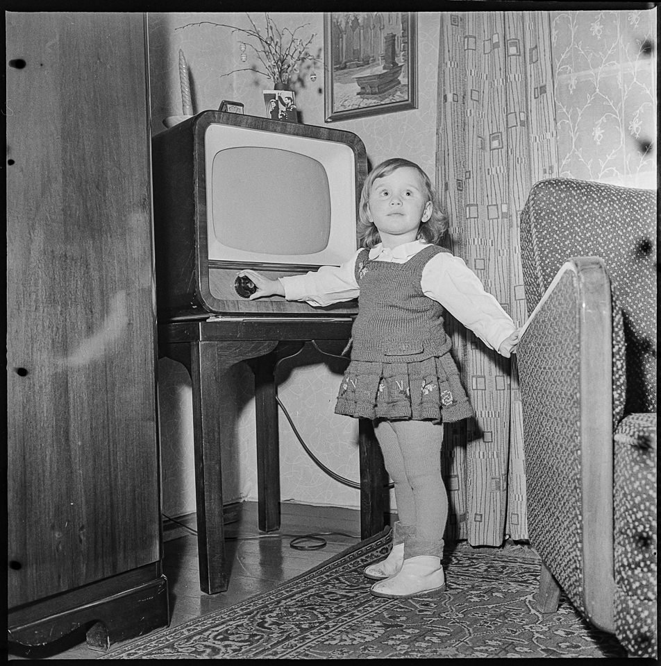Kleines Mädchen vor Fernsehapparat, April 1964. SW-Foto © Kurt Schwarz. (Kurt Schwarz CC BY-NC-SA)