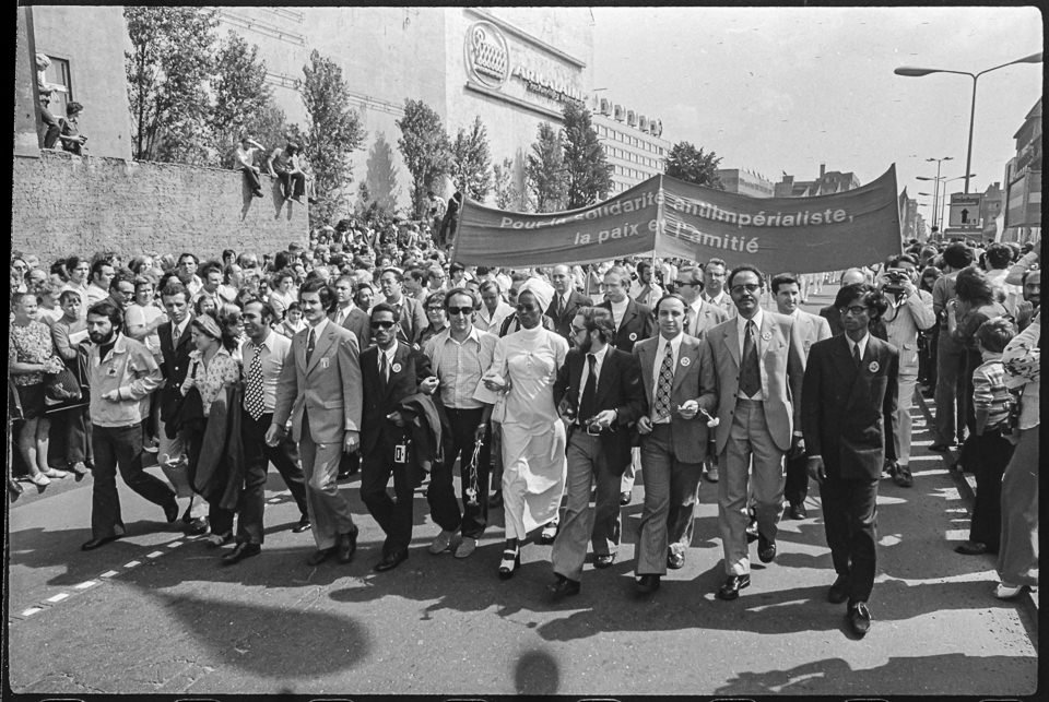 X. Weltfestspiele der Jugend und Studenten in Ostberlin 1973, Bild 2-A: Die Leiter der internationalen Jugenddelegationen auf dem Weg zum Stadion der Weltj (Kurt Schwarz CC BY-NC-SA)
