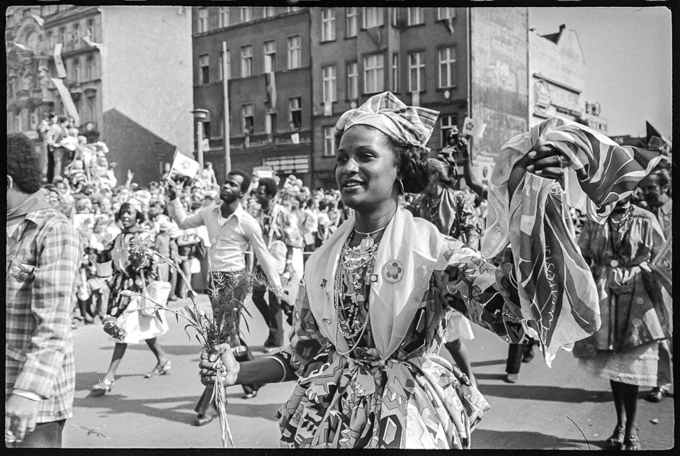 X. Weltfestspiele der Jugend und Studenten in Ostberlin 1973, Bild 2-B: Eine afrikanische Delegation auf dem Weg zum Stadion der Weltjugend am Eröffnungsta (Kurt Schwarz CC BY-NC-SA)