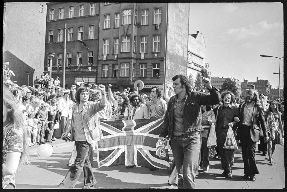 X. Weltfestspiele der Jugend und Studenten in Ostberlin 1973, Bild 2-C: Die britische Delegation auf dem Weg zum Stadion der Weltjugend am Eröffnungstag. S (Kurt Schwarz CC BY-NC-SA)