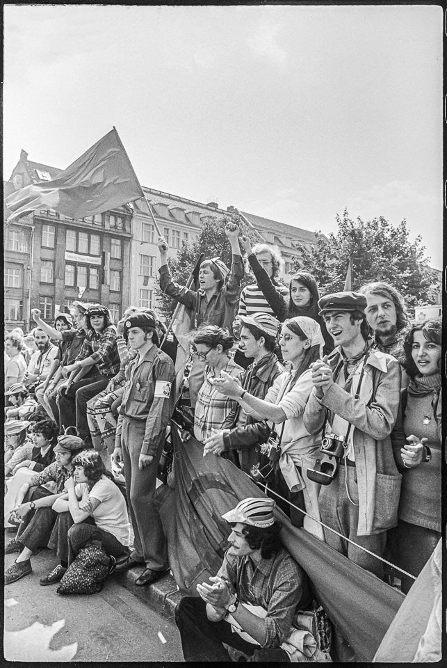 X. Weltfestspiele der Jugend und Studenten in Ostberlin 1973, Bild 2-D: Zuschauer bei der Eröffnungsparade. SW-Foto, 28.07.1973 © Kurt Schwarz. (Kurt Schwarz CC BY-NC-SA)
