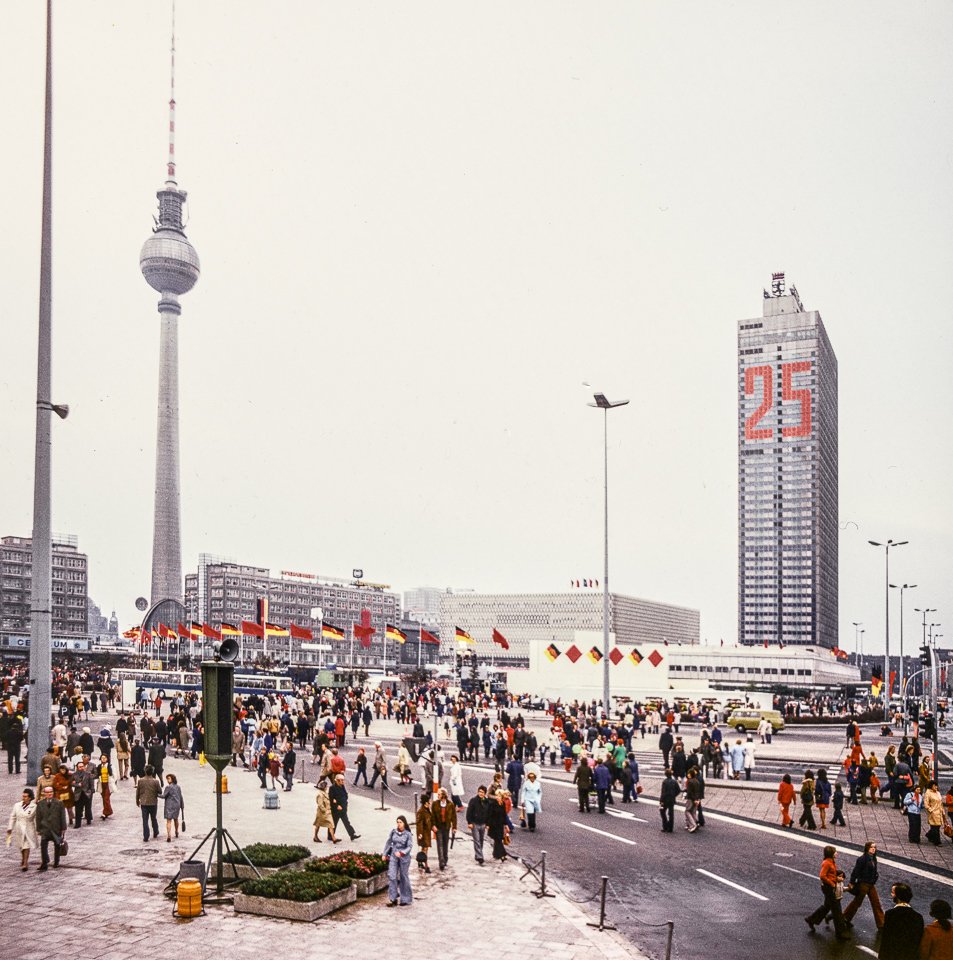 25. Jahrestag der DDR, Bild 1. Farbfoto, Anfang Oktober 1974 © Kurt Schwarz. (Kurt Schwarz CC BY-NC-SA)