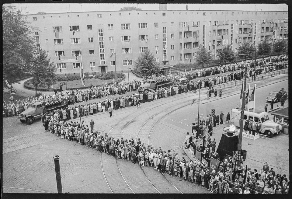 Zuschauer beim Trauerkonvoi für Wilhelm Pieck, September 1960. SW-Foto © Kurt Schwarz. (Kurt Schwarz CC BY-NC-SA)