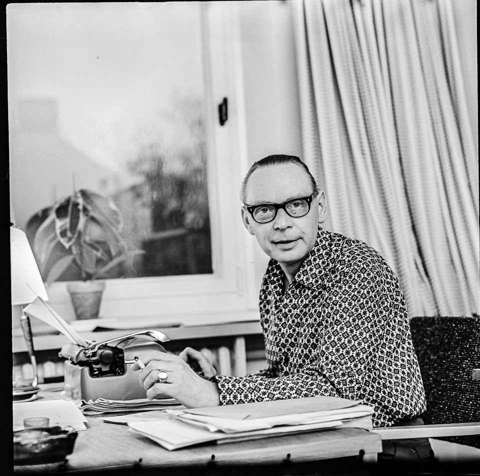 Der Schauspieler Walter Jupé am Schreibtisch, 1965. SW-Foto © Kurt Schwarz. (Kurt Schwarz CC BY-NC-SA)